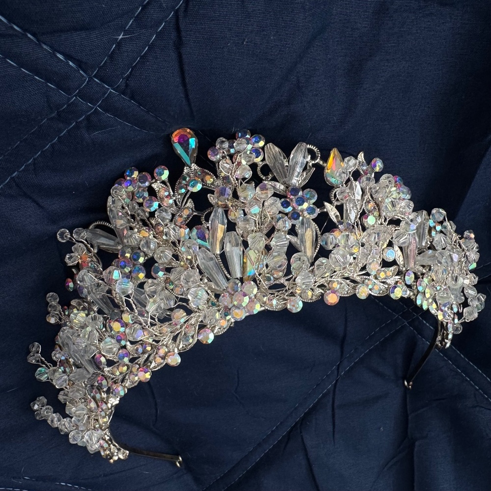 Elegant Tiara with Murano Crystals